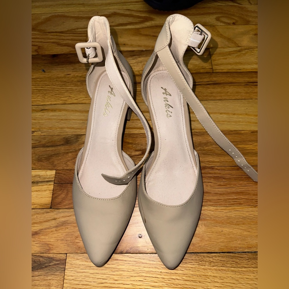 CREAM COLORED WOMENS HEELS SIZE 8